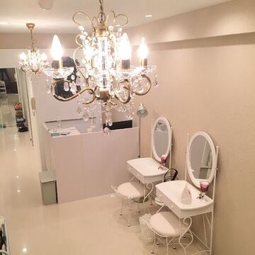 【心斎橋】≪社会保険完備≫≪有給休暇あり≫白を基調とした店内は清潔感のあるオシャレで可愛い空間！カラーエクステが大人気で常連様にも愛されるサロン！女性が安心して長く働ける「eyelash salon GENIC（アイラッシュサロンジェニック）」からアイリスト（アイデザイナー・まつ毛エクステ）の求人☆☆