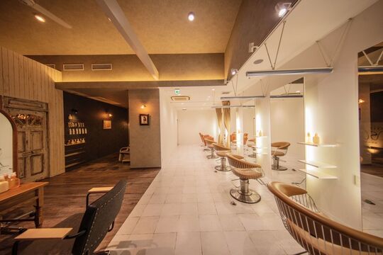 【茨木駅】≪パートさんも歓迎！≫≪休日数の選択可能≫≪月に1回、土日祝休みOK≫≪社会保険完備≫≪有給休暇あり≫楽しく働くことを何よりも大切にしているお洒落でアットホームなサロン「hair design sCene North（ヘアーデザインシーンノース）」からアシスタント（美容師）の求人！地域密着型の働きやすい環境です☆★☆