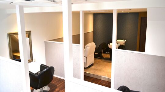 【六甲】≪社会保険完備≫≪月給24万円スタート≫≪大型連休年4回≫色々なチャレンジができるのが強み 地域から愛されているアットホームサロン“J hair（ジェイヘアー)からスタイリスト（美容師）の求人☆★