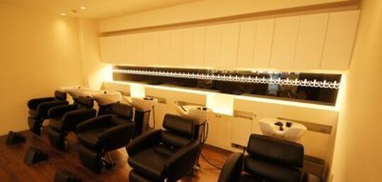 【東三国】 月給25万円  月8日休み  社会保険完備 地域最大級のトータルビューティーサロン☆サロンワークはもちろん、コレクション参加や雑誌のヘアメイクなどクリエイティブ活動に積極的な会社です★WiLL（ウィル）からスタイリスト（美容師）の求人☆★☆