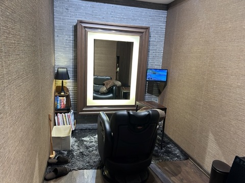 【三ノ宮】≪月給27万円保障≫≪社会保険完備≫≪有給休暇あり≫完全週休2日制のシフト制で日曜休みもOK！平均退社時間が19時でプライベートも充実！単価1万円以上、完全個室でお客様としっかり関われます！「cherie cheri（シェリーシェリ）」からスタイリスト（美容師）の求人☆☆