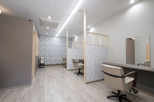 【南福岡駅】≪ママさん美容師、時短社員大歓迎！土日の固定休みも可能。正社員は最低保障給26万円！髪質改善未経験スタッフも多数活躍中！アシスタント不在で、1人ひとりのお客様としっかり向き合うヘアサロン「Bud 南福岡店（バドミナミフクオカテン）」からスタイリスト（美容師）の求人☆☆