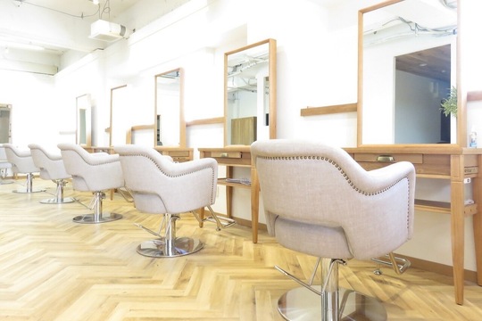 【浦安】◆2年以内のデビュー・有給休暇あり・月8日休み・社会保険完備◆幅広い薬剤のラインナップで20〜30代のお客様を中心に支持されています。入客チャンスが多いので成長も早い！「Roots 浦安店（ルーツウラヤステン）」からアシスタント（美容師）の求人☆★