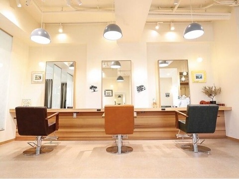 【吉祥寺】≪社会保険完備≫≪完全週休2日制≫≪完全マンツーマン接客≫≪残業なし≫平均単価は12000円！ママさんの応募も歓迎！髪や体に優しいオーガニック薬剤にこだわったスタイリストオンリーサロン「ulu 吉祥寺店（ウルキチジョウジテン）」からスタイリスト（美容師）の求人★☆