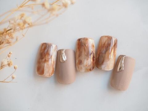 【心斎橋】≪正社員・パート・業務委託から選択OK≫≪正社員は実働8時間、完全週休2日≫≪勤務時間相談OK≫≪ハリウッドブロウリフト導入≫≪研修中もお給料あり≫清潔感溢れる白を基調としたおしゃれで可愛いサロン！アットホームで落ち着いた雰囲気！「lovit（ラビット）」からネイリスト（ネイル）の求人☆☆