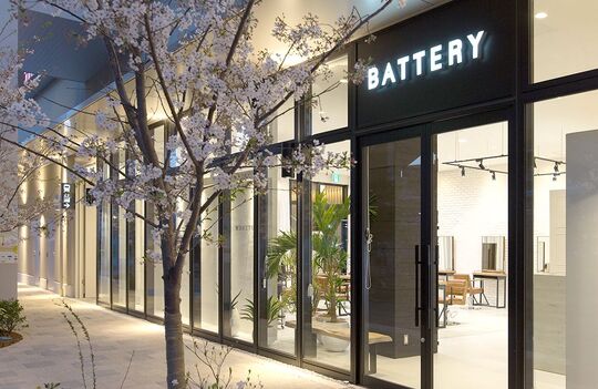 【JR塚口駅前】≪完全週休2日制&有給あり≫≪社会保険完備≫≪営業内レッスン&最短2年デビュー≫駅直結の人気ヘアサロン！アイラッシュも学べる環境です！「BATTERY VIERRA 塚口店（バッテリービエラツカグチテン）」からアシスタント（美容師）の求人☆★☆♪