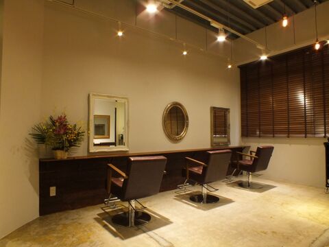 【博多駅】◆完全週休2日・社会保険完備など充実の待遇・月給26万円コースあり◆入客チャンスあり！！美容師としてだけでなく社会人としても大きく成長できる環境のヘアサロン「7 Velvet（セブンベルベット）」からスタイリスト（美容師）の求人☆★☆