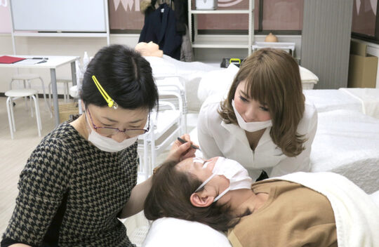 【天王寺】≪土日祝休みの完全週休2日制・基本残業ナシ・社会保険完備・実働8時間・産休育休実績あり≫今までの経験を活かし、講師として安定した働き方ができます！手厚い福利厚生が魅力の「Japan Eyelist College 大阪天王寺本校（ジャパンアイリストカレッジオオサカテンノウジホンコウ）」からインストラクターの求人☆★