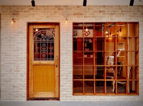 【近鉄八尾駅】≪在籍スタッフの報酬は40万円前後≫≪正社員は月給28～30万円≫≪最低保障給あり≫≪入客に心配のない集客力≫土日休みや連休も取得しやすい環境！業務委託が初めての方でも安心して働ける！最新の薬剤を取り扱い豊富なメニューで単価アップもしやすい★Ameri sisii. 近鉄八尾店（アメリシシーキンテツヤオテン）からスタイリスト（美容師）の求人☆★