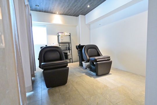 【新宿】≪2カ月でスタイリストデビュー≫≪高単価サロン≫≪土日休みOK≫髪質改善やヘッドスパのメニューにこだわったおしゃれサロン！スタッフの働きやすさを重視しているため自身のライフスタイルに合わせて、無理なく働くことができます！「misherry 池袋（ミシェリーシンジュク）」からアシスタント（美容師）の求人★☆