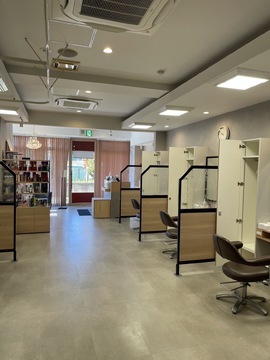 【泉ヶ丘】 ≪月給19～22万円≫≪ 月8日休み≫≪社会保険完備≫≪最短2年デビュー ≫ 有名ブランドサロンのFC店舗！充実した福利厚生と教育体制が整う環境です！「KAINO arms 泉ヶ丘店（カイノアームズイズミガオカテン）」からアシスタント（美容師）の求人★☆