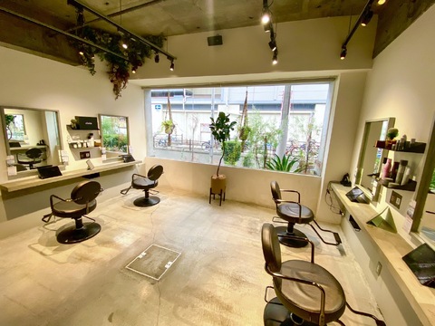 【針中野】≪社会保険完備＆月8日休み≫中途採用でアシスタントとして入社し、今ではスタイリストとして活躍しているスタッフも多く在籍しています！努力次第で、早期デビューも可能！サロンと共に成長していきたい方、大歓迎です！「merge（マージ）」からアシスタント（美容師）の求人★☆