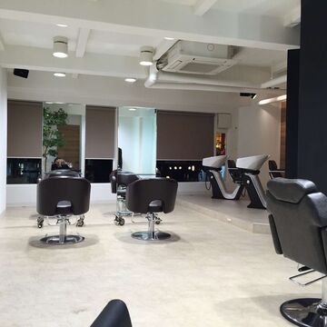 【野田阪神】≪社会保険完備≫≪月給20万円〜≫≪月8、9日休み≫長年地域の方に愛されるアットホームサロン！優しいスタッフさんばかりなので働きやすさ◎2年以内での早期デビューを目指せるユニセックスサロン「HOMME GRAND（オムグランド）」からアシスタント（美容師・理容師）の求人★☆