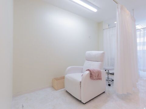 【JR京都駅】≪研修中もお給料あり≫≪実働8時間・月8日休み≫≪社会保険完備≫レッスン残業は一切ないので、負担なく取り組めます！トータルビューティーサロン「eyelid 京都駅前店（アイリッドキョウトエキマエテン）」からアイリスト（アイデザイナー・まつげエクステ）の求人☆★☆