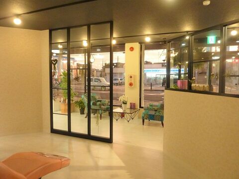 【樟葉】≪社会保険完備＆休日選択制≫やる気次第で、早期デビューも可能！海外でも通用するカット技術を身に付けられる環境で一緒に頑張りませんか 高いカット技術で人気の実力派サロン「COCO camino （ココカミーノ）」からアシスタント（美容師）の求人★☆