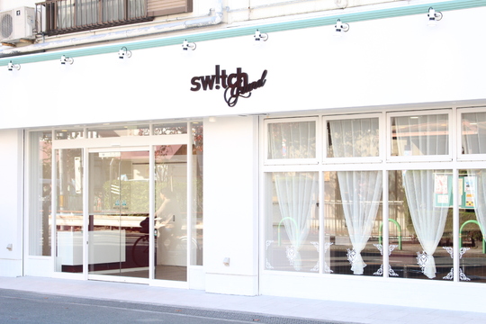 【JR茨木】≪月給24万円～≫≪19時に退勤可能≫≪社会保険完備≫≪毎週土日どちらか休みもOK≫落ち着いた雰囲気の地位密着サロンで楽しく働けます。月に1回営業日に勉強会をしており、新しい技術技について学ぶことができます！「switch grand（スウィッチグラン）」からスタイリスト（美容師）の求人★☆