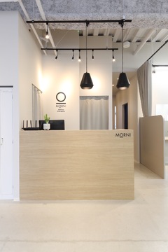 【梅田】人気の梅田「茶屋町エリア」《ヘッドスパ&トリートメントに特化したサロン》《デビューまで平均1年半》《完全週休2日》《社会保険完備》≪土日休みは最大年4回OK≫≪最大10連休OK≫ケアリスト・スパニストのスキルも習得可能！幅広く活躍できる環境が整っています！「MORNI（モルニ）」からアシスタント（美容師）の求人☆★☆