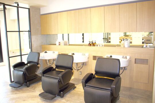 【銀座】◆住宅手当あり・休日数の選択可能・有給休暇あり・社会保険完備◆入客量が多く、売上もしっかり歩合としてお給料に還元します！自分に合った働き方を叶えてくれるサロン「GOOD NEIGHBORS 銀座店（グッドネイバーズギンザテン）」からスタイリスト（美容師）の求人★☆