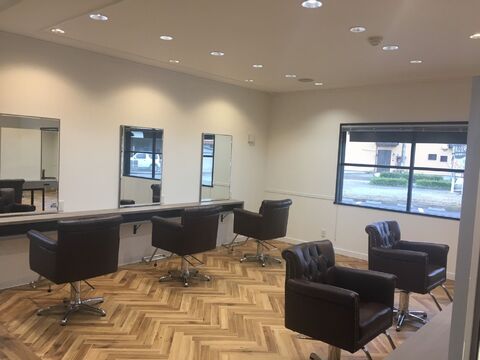 【三木駅】≪社会保険完備≫≪完全週休2日制≫≪交通費全額支給≫≪車通勤可能≫スタッフ同士仲が良く、チームワーク抜群!!高給与も見込めるという待遇面バツグンのサロン！新規客も多いので入客もバッチリできるアットホームサロン“Be Shine 三木店（ビィシャインミキテン）”からスタイリスト（美容師）の求人☆★☆