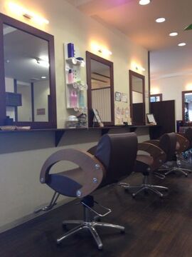 【星ヶ丘】≪最短1年半でデビュー可能≫≪社会保険完備≫≪平均退社時19時半≫≪アシスタント業務のみのママさん美容師も歓迎≫営業時間内のレッスンも出来るサロン！お客様と密に関わり、深いお付き合いをしていきます！個人個人の意見や個性を尊重するスタイルなので、自分だけのウリを作っていけますよ！「Emotion（エモーション）」からアシスタント（美容師）の求人☆★☆