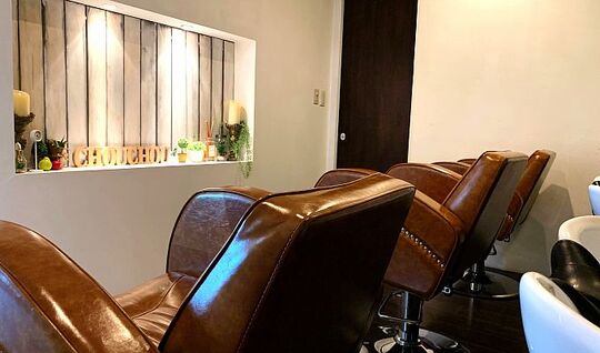 【聖蹟桜ヶ丘】◆月給20万円以上・完全週休2日制・営業中のレッスンOK・社会保険完備◆一人ひとりに合ったカリキュラムをご用意しているので、自分のペースでスタイリストデビューが可能ChouChou by U-REALM（シュシュバイユーレルム）からアシスタント（美容師）の求人★☆★