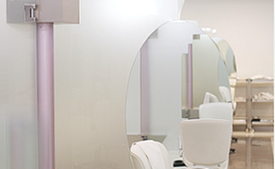 【芦屋】≪月給17～19万円≫≪社会保険完備≫≪月8日休み≫≪有給休暇あり≫各ポジション・各エリアのスタッフからしっかりレッスンも見てもらえるので、確実にキャリアアップ出来る環境のサロン「WHITEHOUSE芦屋店（ホワイトハウスアシヤテン）」からアシスタント（美容師）の求人★☆