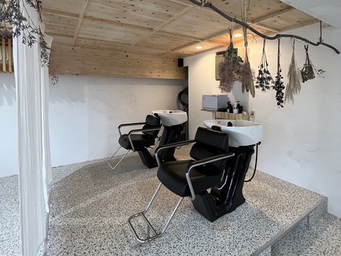 【泉大津駅】≪正社員・時短社員・パートOK≫≪社会保険完備≫≪実働8時間以下・19時までに退勤可能≫≪年末年始休暇7日／夏季休暇5日≫≪有給休暇あり≫≪ママさん・ブランクのある方歓迎≫高い技術とオシャレな空間が人気のサロン！メリハリをつけてお仕事を楽しめる環境です！「anima hair&natura（アニマヘアーアンドナチュラ）」からスタイリスト（美容師）の求人☆★