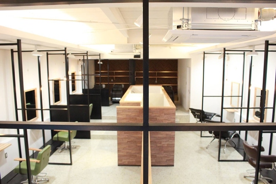 【売布神社】≪月給20万円以上≫≪公休は土日祝にもOK≫≪有給休暇あり≫≪カットレッスンは時間外手当支給≫≪社会保険完備≫≪月8日休み≫レッスン強制なし！営業時間内をメインに無理なく着実に技術を身に着けます。働きやすい地域密着サロン「Mars 売布神社店（マーズメフジンジャテン）」からアシスタント（美容師）の求人☆★☆