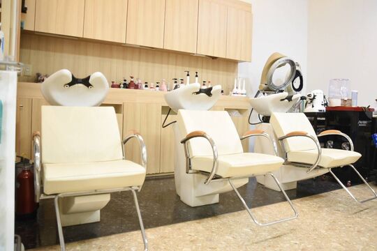 【伊丹駅】≪最短1年半デビュー！≫≪完全週休2日制≫≪社会保険完備≫全体講習会のため第1火曜はサロン定休日！営業中レッスンOKなので、早くデビューしたい方にはオススメのサロンです！「la muse（ラミューゼ）」からアシスタント（美容師）の求人☆★☆