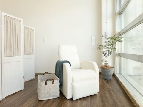 【天王寺】≪アイブロウ・まつ毛パーマ専門店≫≪未経験から研修OK≫≪集客全力バックアップ！≫≪自由出勤・拘束時間なし≫≪フリー売上40％／指名50％還元≫≪髪色自由・ネイルOK≫平均のお給料は20〜50万円以上と頑張り次第で沢山稼げる環境！働く時間は自由！バリバリ働きたい女性を全力サポート！「WHITE EYE 天王寺店（ホワイトアイテンノウジテン）」からアイブロウリストの求人☆☆