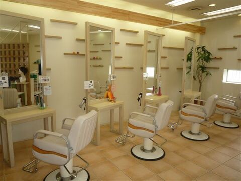 【有田】社会保険完備の好待遇！親しみ易いスタッフさんばかりで『遊び』に来るような感覚でお客様が来店されるアットホームなサロン「PLUS ROAD」からアシスタント（美容師）の求人☆★