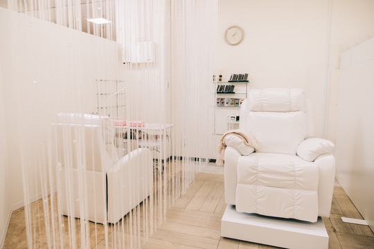 【東神奈川駅】≪ブランクのある方も歓迎！≫≪社員登用制度あり≫≪時給にプラスして歩合給がつきます≫パートアルバイトでも効率よく稼ぐことができるサロン「Ornate（オーネイト）」からアイリスト（まつげエクステ・まつげパーマ・アイブロウ）の求人☆☆