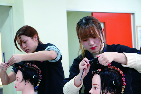 【旭橋駅】教員未経験でもOK！！今までの経験・知識を活かし学生たちの輝く未来のサポートをしてみませんか？！ 教育はもちろん美容業界の魅力・楽しさを伝えるお仕事です！正社員登用もあり充実した福利厚生で長くお仕事できる環境の「学校法人KBC学園 ビューティーモードカレッジ（ガッコウホウジンケイビイシイガクエンビューティーモードカレッジ）」から美容教員の求人☆★