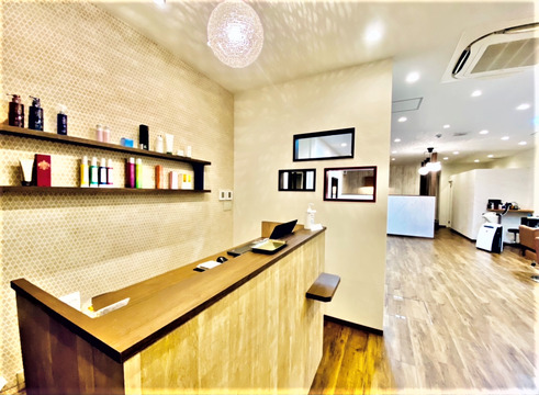 【和泉中央】≪週休2日≫≪スタイリスト給与25〜50万円≫≪交通費全額支給あり≫≪週休2日制≫≪家賃補助3万円あり≫お一人おひとりのカウンセリングに力を入れており、オーガニック商材でヘアケアーにこだわりがあるサロンです！「N option hairdesign（エヌオプションヘアデザイン）」からスタイリスト（美容師）の求人☆★