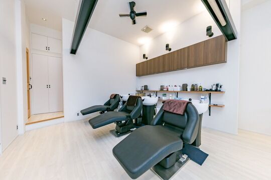 【岡場】≪19〜20時までに退勤OK≫≪高単価サロン≫落ち着いた年齢層の方をメインターゲットとした個人店！「GLOW（グロウ）」からスタイリスト（美容師）の求人☆★