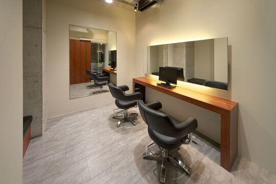 【武庫之荘】≪完全週休2日≫≪社会保険完備≫≪有給休暇あり≫実働8時間・休憩90分など福利厚生も充実！大阪・兵庫圏内で店舗展開しているサロン「BIGOUDI salon 武庫之荘（ビグディーサロンムコノソウ）」からアシスタント（美容師）の求人★☆