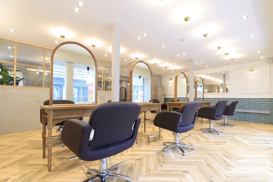 【武蔵小山】◆完全週休2日制・実働8時間、拘束9時間のシフト制・1年半でのデビュー可能・社会保険完備◆営業時間内レッスン中心で効率よく成長！入客チャンスが多く、たくさんの経験を積むことができます。若いお客様から人気の「REM 武蔵小山（レムムサシコヤマ）」からアシスタント（美容師）の求人☆★