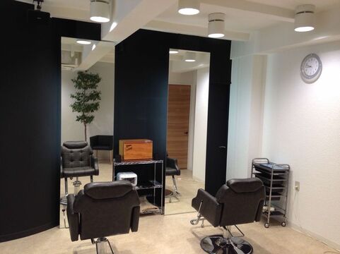 【野田阪神】≪社会保険完備≫≪月給28万円保障≫≪完全週休2日制≫40％の高還元率でがっつり稼げます！地域の方に愛されるメンズサロン。優しいスタッフさんばかりなので働きやすさ抜群のサロン「HOMME GRAND（オムグランド）」からスタイリスト（美容師・理容師）の求人★☆