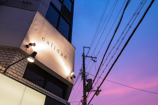 【武庫之荘】正社員、業務委託からライフスタイルに合わせた勤務が選択可能！≪社会保険加入OK≫≪指名／フリーともに50％の高還元＋指名料100％バックで保証給もあり≫カウンセリング重視のマンツーマンスタイルを基本に、お客様ともしっかり関われる環境です！新規、フリー毎月100名以上で入客チャンス大！アイラッシュの技術も学べます「calidad（カリダ）」からスタイリスト（美容師）の求人☆☆