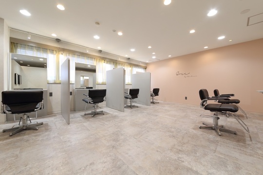 【西梅田】≪完全週休2日≫≪実働8時間の早番遅番制≫≪フレックス制度あり≫≪毎月平均30～50名以上の新規のお客様に入客可能≫≪産休育休実績多数≫≪社会保険完備≫≪スタイリストデビュー1年後で全員指名売上100万円超え≫関コレなどのバックヤードも入っています！年収1000万円超えのスタッフも在籍！「Ere by Bonheur（エールバイボヌール）」からスタイリスト（美容師）の求人☆★