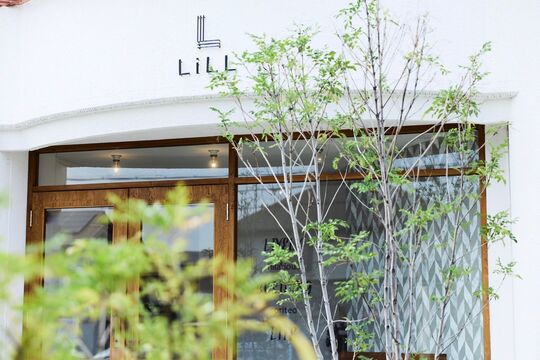 【西飾磨】≪社会保険完備≫≪完全週休2日制≫≪営業中のレッスンOK≫働きやすさ抜群のアットホームサロン！売れるスタイリストになるためにしっかりとカリキュラムがあるので安心して学んでいけます！スパニストも大歓迎「LiLL by glad（リルバイグラッド）」アシスタント・スパニスト（美容師）の求人☆★☆