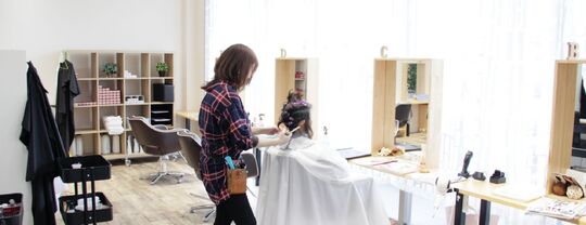 【星見ヶ丘】≪高月給スタート・社会保険完備・月休8日・リフレッシュ休暇あり≫美容師を長く続けるには情熱と環境！しっかりと学べる環境はもちろん、福利厚生も充実している「tete 春日店（テテカスガテン）」からスタイリスト（美容師）の求人☆★