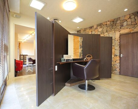 【祝園】◆完全週休2日制・基本18時での退社・早上がりシステムあり・デビューまで2年以内可能・営業時間内レッスン可能・社会保険完備◆プライベートを大切にしながら働ける環境が整っています！ヘアセットやメイクも学べる「Hair Resort Lipe（ヘアリゾートリペ）」からアシスタント（美容師）の求人☆★