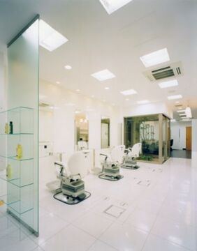 【丸太町】≪月給25万円〜≫≪社会保険完備≫≪20時までに退勤可能≫様々なコンテスト実績があり圧倒的な技術力を持つサロン！広い空間、オシャレな店内で美容師としてのスキルを磨きませんか “RADUNO hair creation（ラドゥーノヘアークリエイション）”からスタイリスト（美容師）の求人☆★