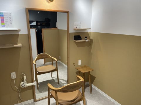 【同志社前】≪毎週日祝休み≫≪完全週休二日制≫≪社会保険完備≫お客様、スタッフ共に居心地の良い環境を作っております！女性でも長い目働けるヘアサロン「esbyrush（エスバイラッシュ）」からスタイリスト（美容師）の求人☆★☆