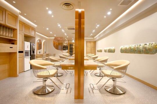 【東梅田】店長・幹部候補も募集中！≪正社員・業務委託選択OK≫≪入店3か月はフリー50％／指名60％還元≫≪GOLD Prize受賞サロン≫≪保障給あり&交通費あり≫≪単価7000円以上≫月収50万円以上が可能！エリア最大級の集客です！勤務時間や休みなど自分らしく働ける体制にしています！「Cloe umeda（クロエウメダ）」からスタイリスト（美容師）の求人☆★