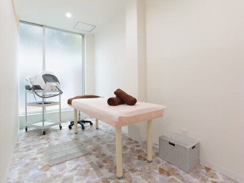 【伏見桃山】リピーターさんにも愛される脱毛併設のトータルビューティーサロン！≪社会保険完備≫≪実働8時間≫≪土日は19時退勤OK≫働きやすさ抜群！パリジェンヌ＆フラットラッシュが人気「Ladies salon R＆N（レディースサロンアールアンドエヌ）」からアイリスト（まつげエクステ・まつげパーマ・アイブロウ）の求人☆☆