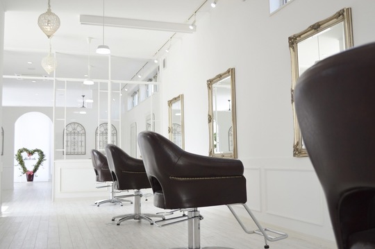 【JR長浜駅】≪完全週休2日制≫≪社会保険完備≫≪オシャレな内装≫「スタッフのことを考えるからこそお客様の満足につながる」をコンセプトにしている「Hair Collection Clip（ヘアーコレクションクリップ）」からアシスタント（美容師）の求人☆★☆