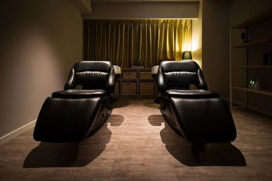 【高安】≪月8,9日休み≫日曜定休有り★入社後は新規のお客様はアナタ中心に入っていただきますよ！まるでカフェのようなアンティーク系サロン「att（アット）」からスタイリスト（美容師）の求人☆★