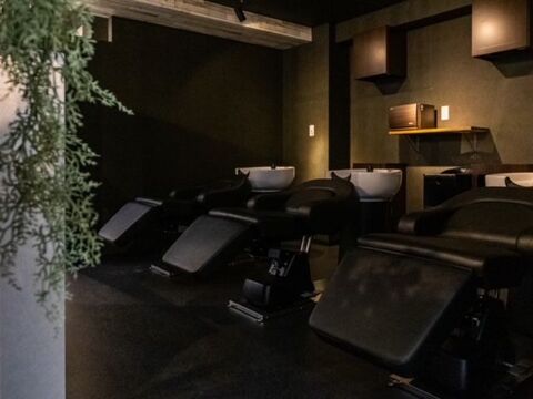 【緑地公園】≪月給26万円スタート≫≪社会保険完備≫≪19時過ぎに退勤可能≫≪土日休み相談OK≫週休3日の時短社員など、ライフスタイルに合わせた勤務が可能！働きやすい環境が整った「MeKKe（メッケ）」からスタイリスト（美容師）の求人☆★☆